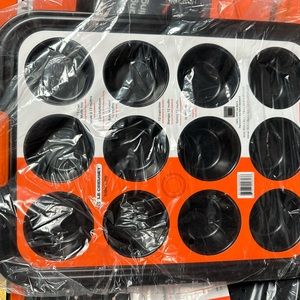 New in packaging Le Creuset muffin pan